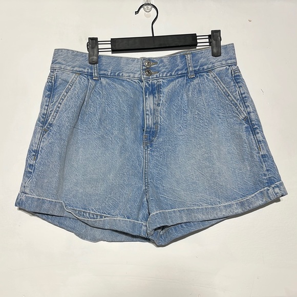 American Eagle Outfitters Pants - American Eagle Light Wash High Rise Mom Denim Shorts Size 10